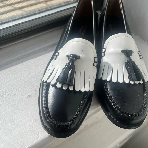 Elegant Black and White Tassel Loafers - Picture 5 of 7